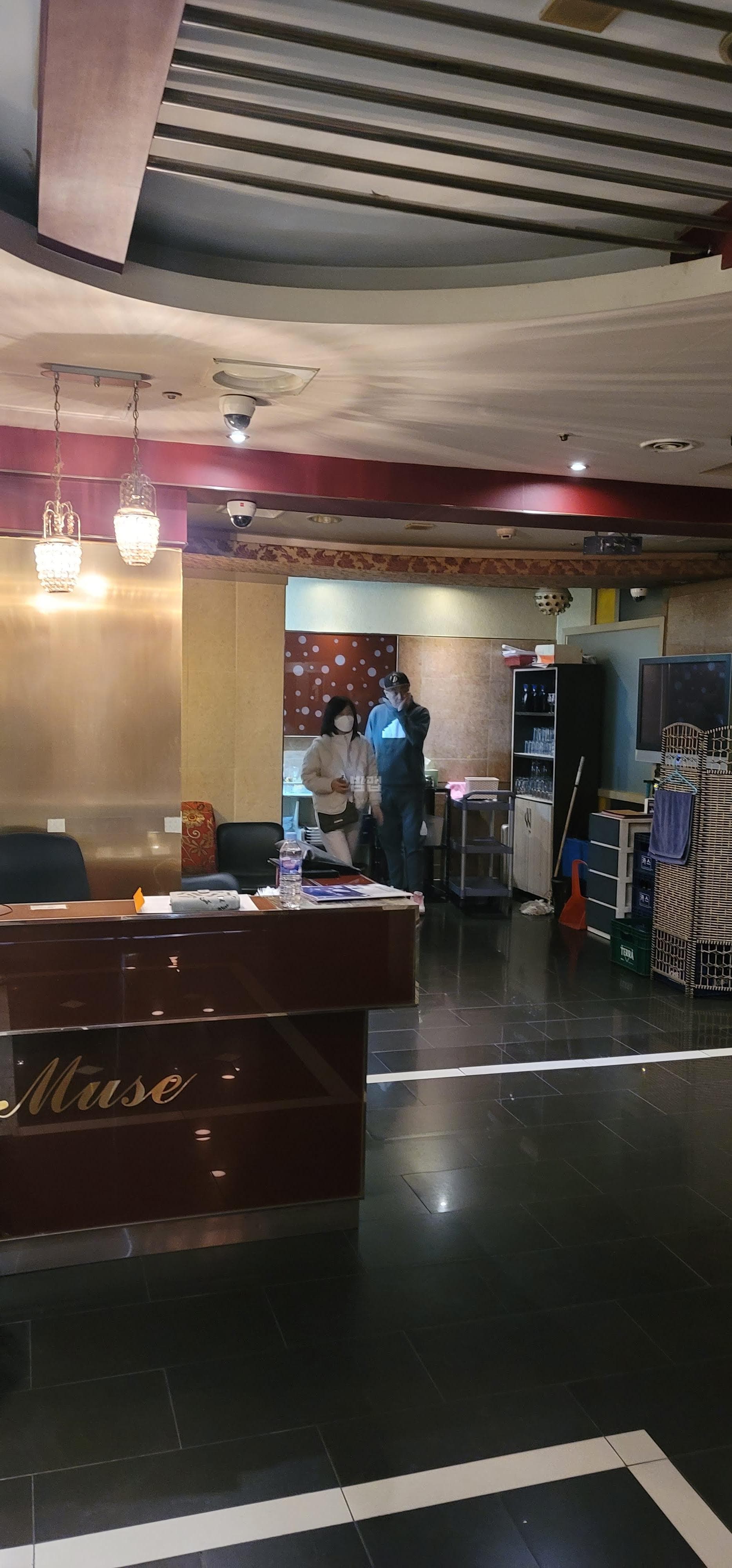 경기 성남 수내동 뮤즈단란주점 깨끗한 내부 및 시설 전경 (1)