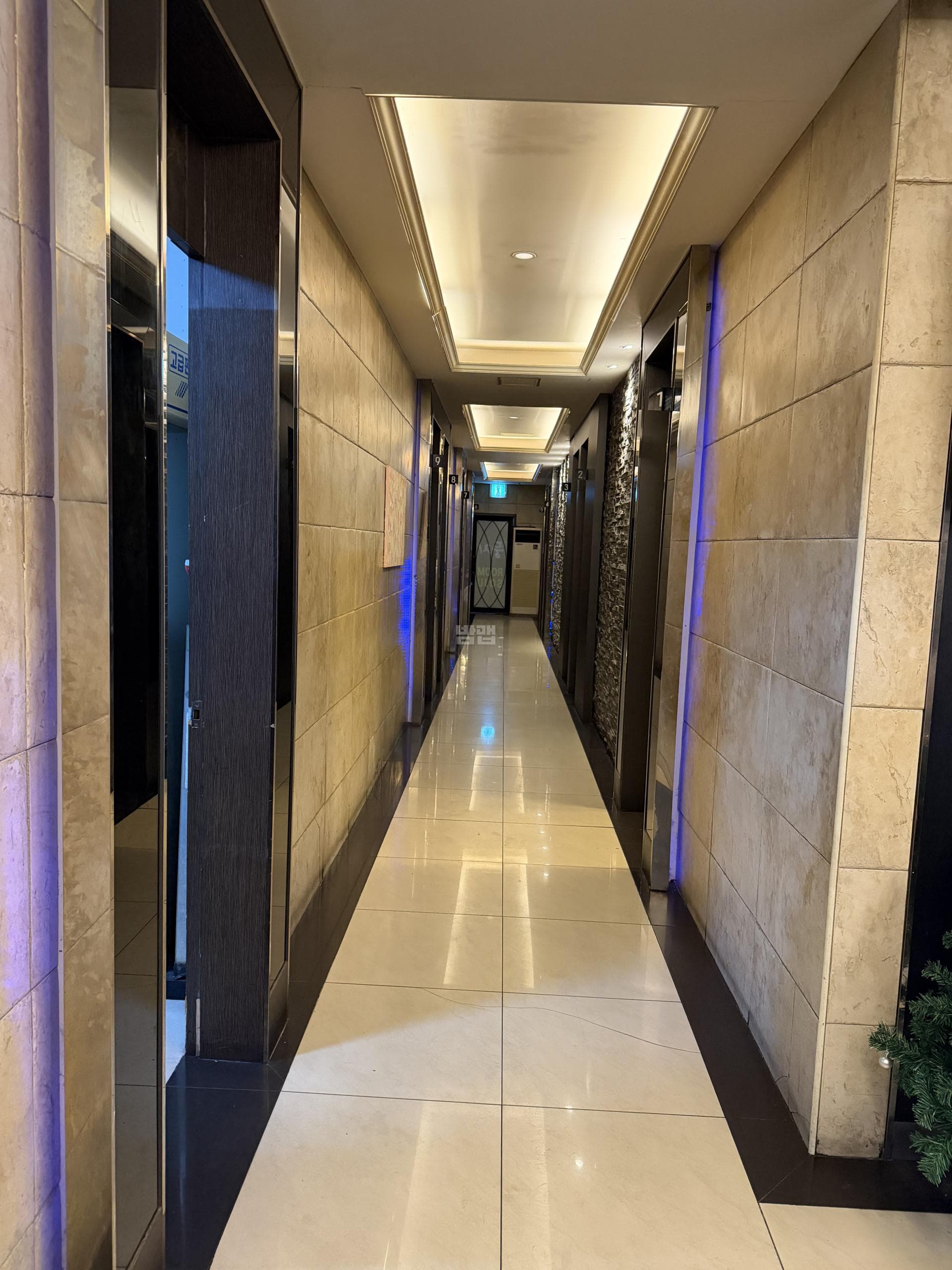 광주 서구 치평동 술마시는 둥지 룸소주 노래홀 깨끗한 내부 및 시설 전경 (1)